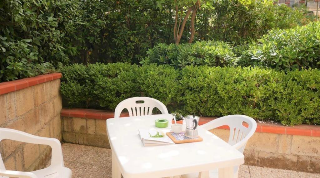 House With Garden And Parking Space In Mergellina Napoli Eksteriør bilde
